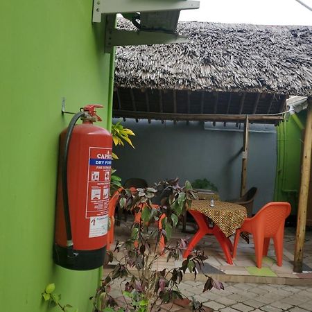 L&J Modern Backpackers Bnb Νταρ ες Σαλάμ Εξωτερικό φωτογραφία