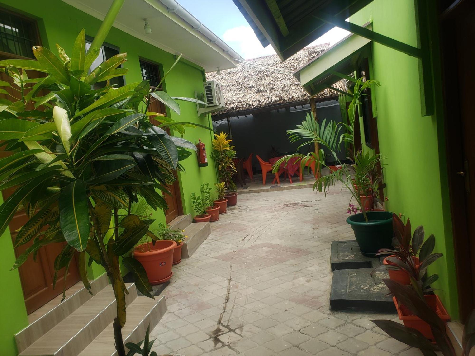 L&J Modern Backpackers Bnb Νταρ ες Σαλάμ Εξωτερικό φωτογραφία