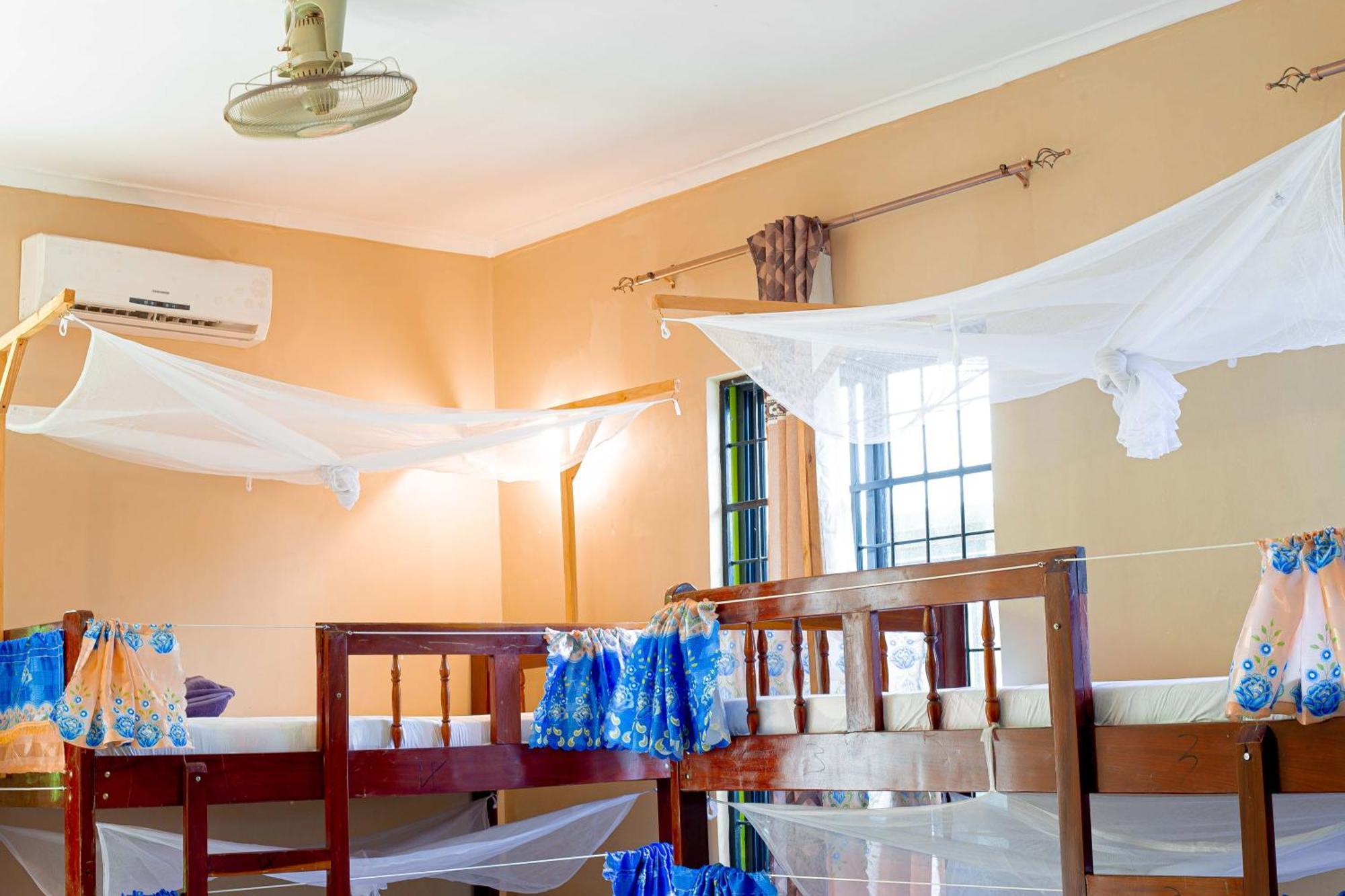 L&J Modern Backpackers Bnb Νταρ ες Σαλάμ Εξωτερικό φωτογραφία
