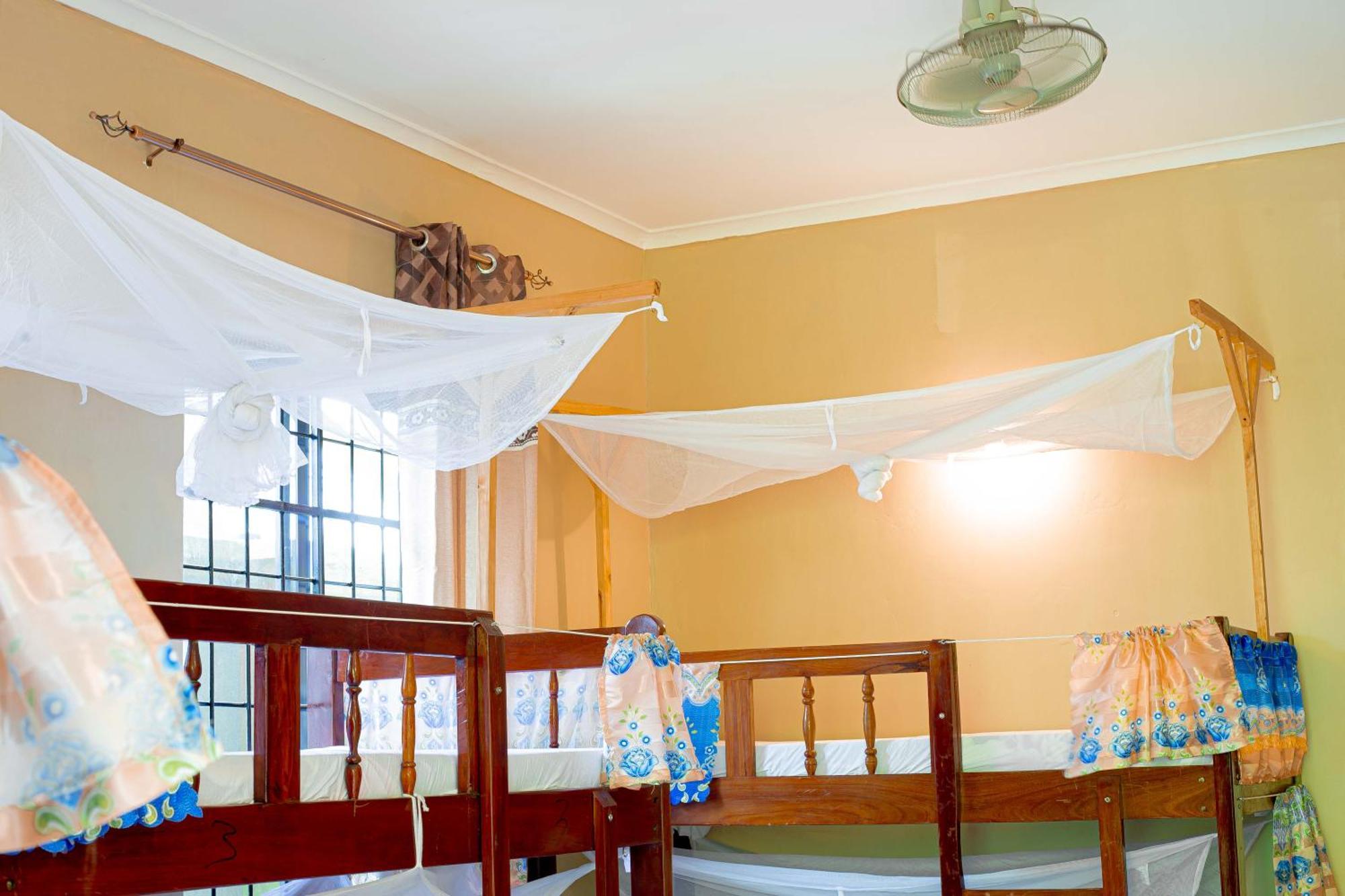 L&J Modern Backpackers Bnb Νταρ ες Σαλάμ Εξωτερικό φωτογραφία