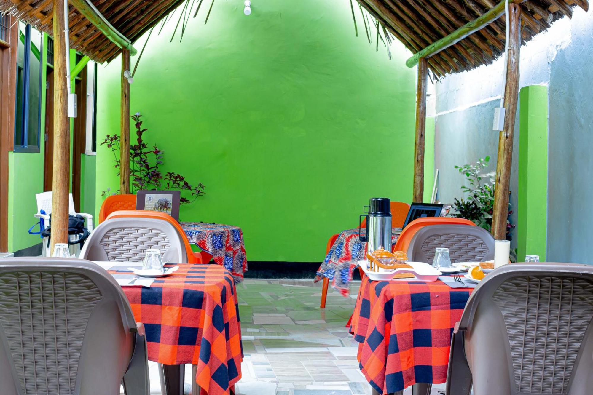 L&J Modern Backpackers Bnb Νταρ ες Σαλάμ Εξωτερικό φωτογραφία